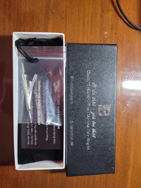 Dây da mềm, chuẩn size. Đường chỉ may chắc chắn, đều, đẹp. Được tặng kèm cây mở cùng 2 khóa dự phòng. Đóng hộp sang trọng. Hàng da Bụi chuẩn đẹp