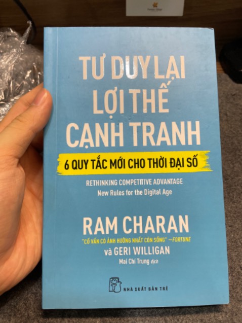 chất liệu giấy ổn nhưng bìa bị một số vết bị lõm và hơi sờn. Nhưng nếu để đọc thôi thì không ảnh hưởng lắm. Còn đóng gói ổn