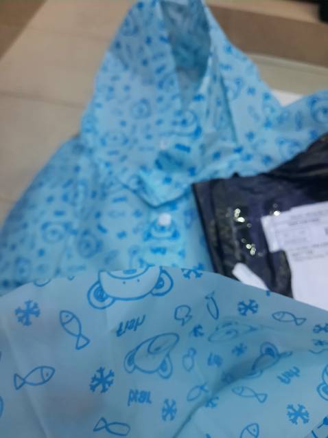 Sao ko giống mẫu vẫy shop? Mình đang dùng 2 cái hiệu Rando như hình rồi và muốn mua thêm vì tốt và nhẹ. Nhưng sao shop giao ko giống hình mẫu, trên sp cũng ko có hiệu rando. Thậm chí chất liệu cũng khác, giống & dày áo mưa tiện dụng dùng 1 lần 1 chút