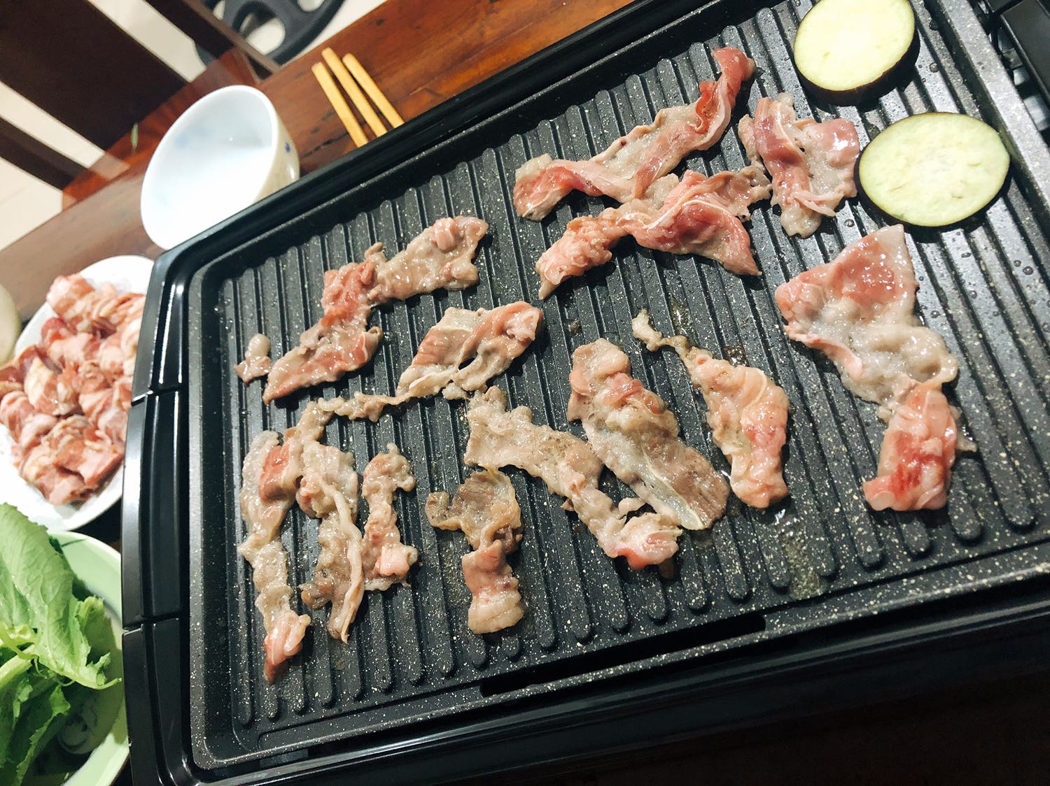 Không có gì ngoài 2 chữ Tuyệt vời á các bạn!!! 
Gọn nhẹ và dễ dùng. Thịt nướng ra cũng mềm, ngon, vẫn giữ đc độ ẩm chứ không bị khô á. Nói chung là nhờ cái vỉ nướng này nên tình yêu đối với thịt của mình nay có thể được đáp ứng tại nhà với chi phí rẻ hơn rất nhiều. 
Thời gian tới chắc phải say goodbye với Gogi ròi ?