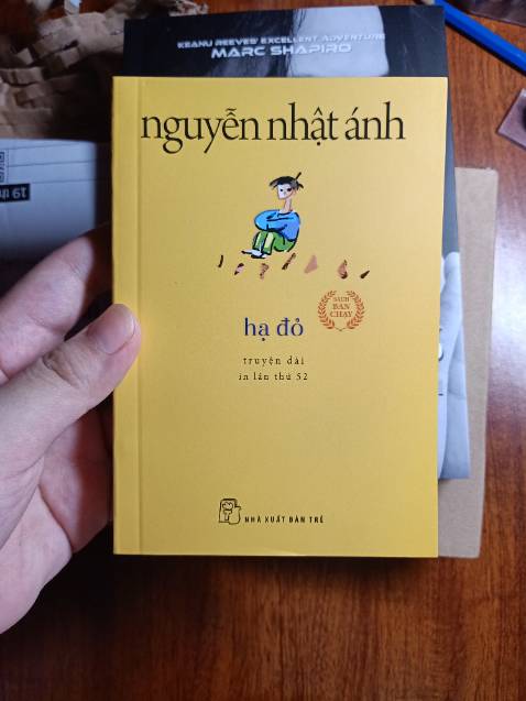 Sách mới cứng còn nguyên seal, chất giấy tốt mực in rõ ràng. Mà khổ sách khá bé tầm hơn 1 bàn tay, nhìn khá dễ thương. Tiki đóng gói và giao hàng siêu siêu nhanh, mới đặt đêm qua mà sáng nay đã giao luôn rồi. Tuyệt vời!