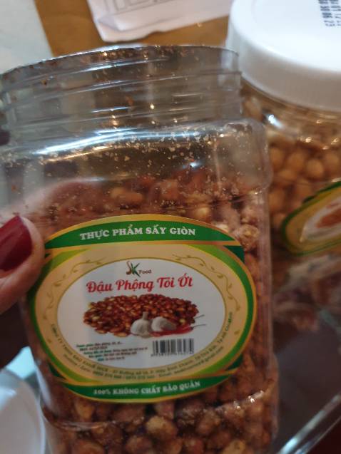 Mua 2 hộp 500g nhưng hộp Đậu phộng tỏi ớt bị bóc dở, cân lại chưa được 400g ( cả hộp). Ko quay video lúc bóc nên ko biết làm thế nào để khiếu lại :( . Vẫn phải công nhận là  ăn hai loại đều ngon, date dài.