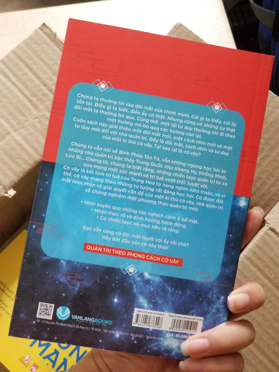 Cuốn này làm mình “đổ gục” ngay từ cái nhìn đầu tiên. Bìa sách hút mắt. Nội dung bên trong hơn cả kì vọng. Kiến thức, kĩ năng quản trị được lồng ghép trong câu chuyện về một nhà quản trị tên Hoàng Phong – vốn là một kì thủ cờ vây sống từ 500 năm trước, xuyên không đến thời hiện đại : )). Lần đầu tiên mình đọc một cuốn sách về quản trị mà không hề buồn ngủ, có đoạn còn cười hinh hích =)) Câu chuyện thú vị, kiến thức lồng ghép dễ hiểu, tư duy trình bày rõ ràng, triết lí đúc kết sâu sắc! 5 sao!