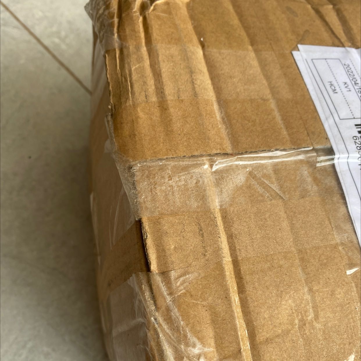 Mình góp ý với shop những điều sau sau nhiều lần mua hàng :
1. Shop đóng hàng quá lỏng lẻo, tới nơi thì thùng carton luca nào cũng bị tuột keo. Vận chuyển bao giờ cũng quăng hàng nhiều nên việc đóng 1 lớp băng keo tới nơi hàng tuột keo là chuyện bt. Shop nên đóng hàng kỹ 1 xíu.
2. Shop tặng chuông mà cái nào cũng bị oxy hoá thì ko nên tặng nha shop.