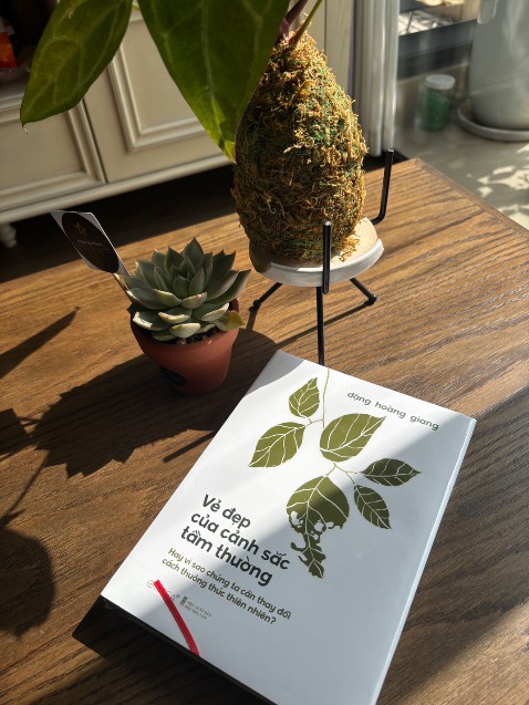 “Vẻ đẹp của cảnh sắc tầm thường - Hay vì sao chúng ta cần thay đổi cách thưởng thức thiên nhiên?” là tác phẩm mới nhất của tác giả Đặng Hoàng Giang. Trong 9 năm qua, tác giả Đặng Hoàng Giang đã viết 5 đầu sách được đón nhận rộng rãi với tổng cộng khoảng một phần tư triệu bản đã được bán ra.

Trong “Vẻ đẹp của cảnh sắc tầm thường”, qua những chuyến đi và những cuộc trò chuyện của đôi bạn trẻ hư cấu là Tò Mò và Suy Ngẫm - hai nhân vật đại diện cho những người trẻ ham học hỏi, có cá tính riêng và cùng yêu thiên nhiên; tác giả Đặng Hoàng Giang chỉ ra hệ lụy từ cách mà chúng ta đang thưởng thức vẻ đẹp của phong cảnh và sinh vật. Hóa ra, thị hiếu, quan điểm của chúng ta về đẹp và xấu trong tự nhiên không đơn giản là những thứ tùy gu, thuộc sở thích cá nhân mà tác động trực tiếp đến cách ta kiến tạo thế giới.