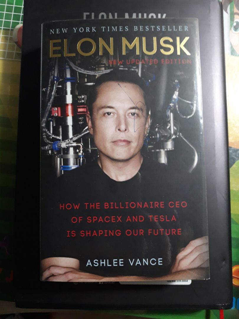 Sách giao nhanh, ngoại quan tốt, sách nhỏ, khoảng 1 gang tay, mang theo tiện, giấy màu vàng, hôi chớ k thơm😵, có vài trang hình Elon in màu, mấy chương đầu hơi chán kể về tuổi thơ, mấy chương sau hay hơn. Nói chung với giá khoảng 80k thì oki phết. Mong Fahasa bán nhiều sách nước ngoài, đặc biệt Sách Chuyên Ngành Y, mình k rành lắm về mua trên Amazon mà thuế cao quá nên hơi ngán $.