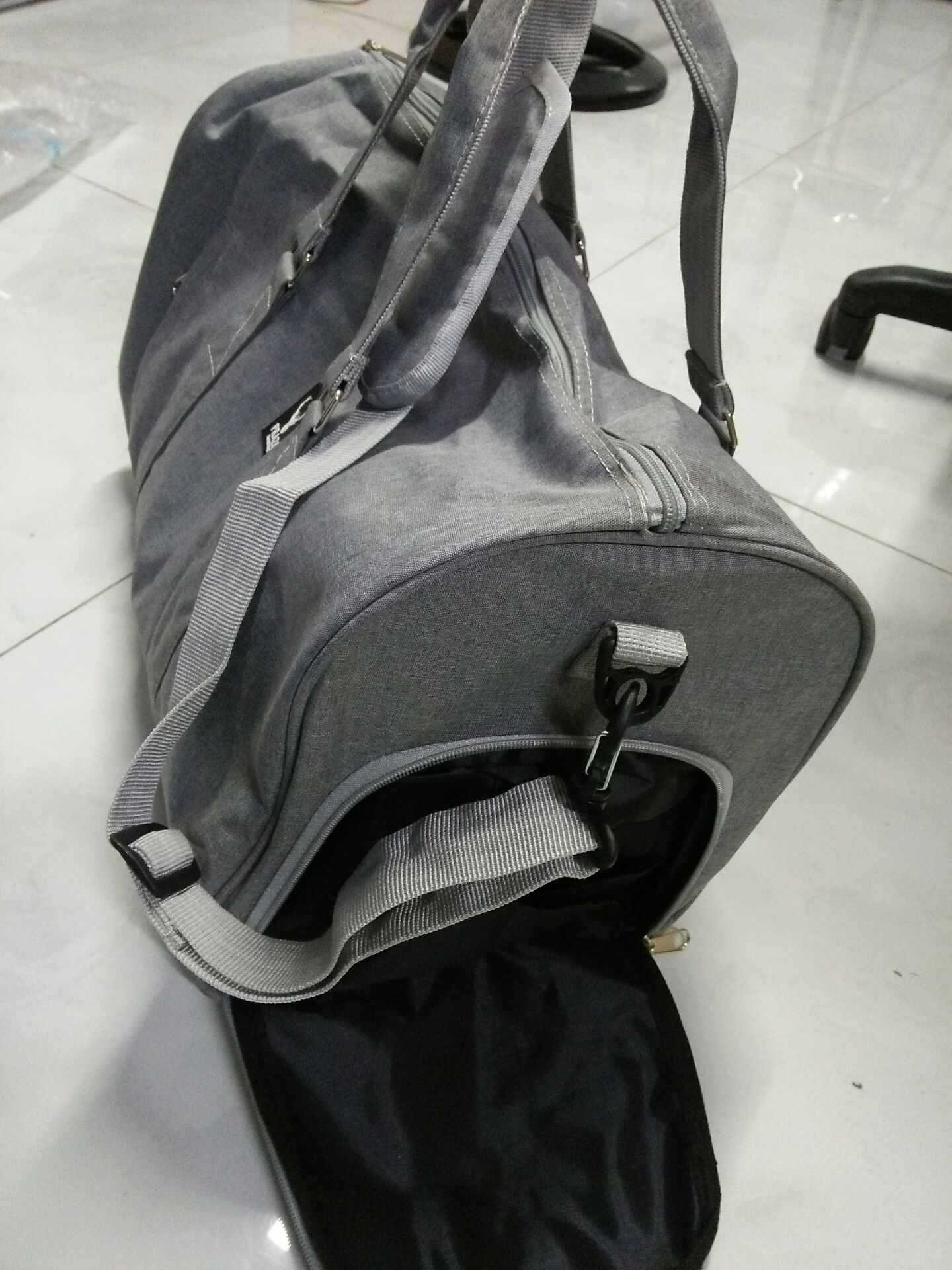 form to lắm nha cả nhà,mình đựng đồ thoải mái,túi thấy vậy mà chứa hơn chục bộ,chưa kể chỗ để giày lại được chứa được 2 đôi của mình luôn,quai chắc chắn an tâm lắm.