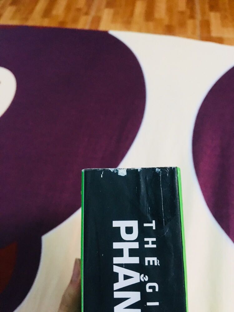 Mình mua hàng bên tiki cũng nhiều lần rồi, đa phần đều rất chất lượng nhưng lần này có làm mình thất vọng đôi chút vì tuy sách còn trong bìa nilong, nhưng khi tháo ra lại có vẻ cũ ạ :( còn có nếp nhăn trong trang sách nữa. Ở bìa thì lại bị bong tróc như vậy nên mình có hơi buồn vì thực sự mình cũng muốn bảo quản và giữ gìn những quyển sách của mình :(