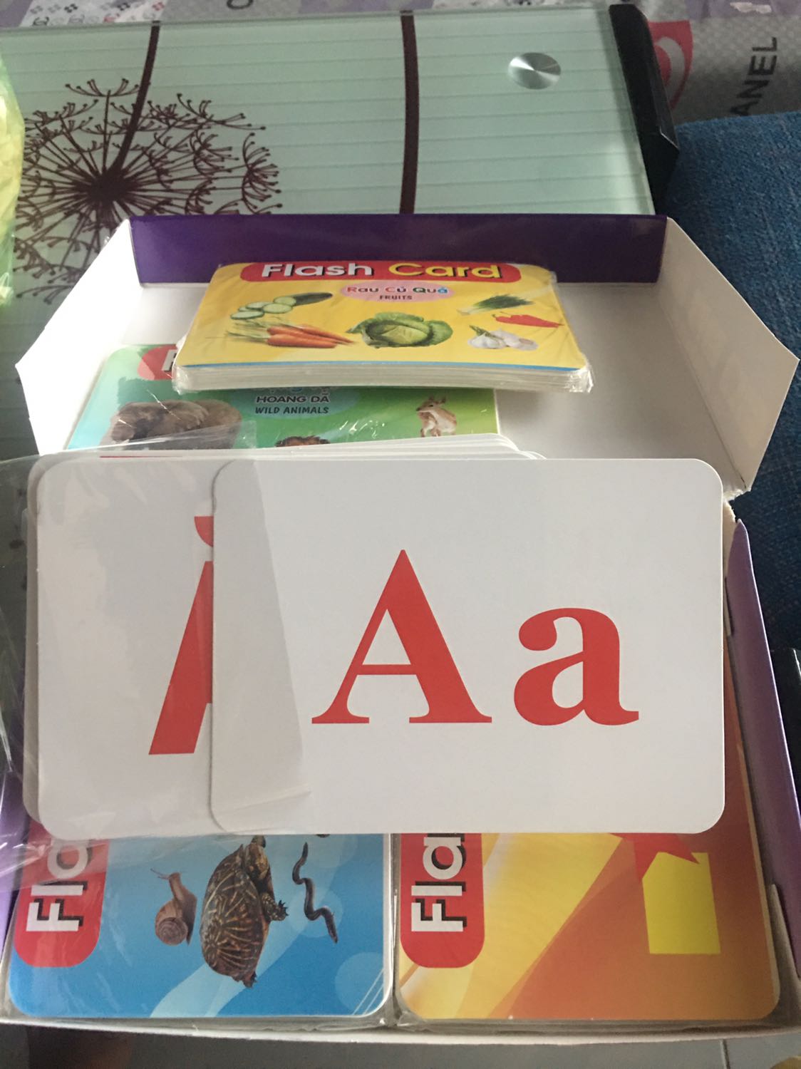 - sp oki , kích thước A5, giấy cứng . Hình in đẹp .
- mình nhận được 14 chủ đề . 
- tiki đóng gói đẹp , giao nhanh