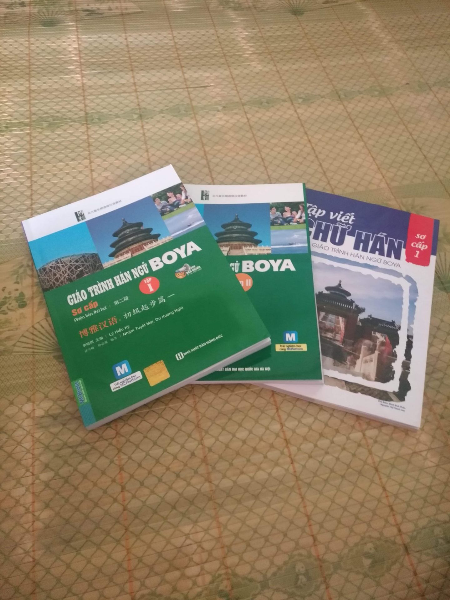 Sách đẹp, rõ chữ nhưng mà quyển luyện viết bị bẩn và nhăn mong Tiki lần sau xem xét lại còn đâu mọi thứ đều ổn