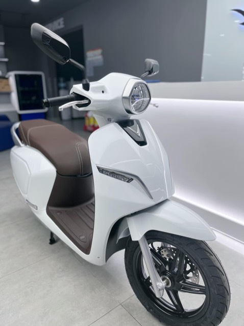 Sự lựa chọn quá hoàn hảo trong thời điểm này 
𝗞𝗟𝗔𝗥𝗔 𝗔𝟮 𝗧𝗥𝗔̆́𝗡𝗚 𝗡𝗚𝗢̣𝗖 𝗧𝗥𝗜𝗡𝗛 🤍🤍
𝗚𝗶𝗮́ 𝗻𝗶𝗲̂𝗺 𝘆𝗲̂́𝘁: 𝟮𝟲.𝟵𝟬𝟬.𝟬𝟬𝟬

- Tốc độ tối đa: 60km / 1h
- Khả năng leo dốc 20% khi chở người 65 kg đạt hiệu suất 9km/ h
- Dung tích cốp 20 lít, có thể chứa 2 mũ bảo hiểm nửa đầu.
- Chìa khóa RF, bao gồm: Nút khóa, nút mở xe, nút tìm xe
- Đạt tiêu chuẩn chống nước cho ắc quy IP67  
- Chế độ bảo hành ắc quy: 1 năm, bảo hành xe: 3 năm

Inbox để được hỗ trợ 
📞 *** Ms. Ngoan 
🎁 Các phần quà hấp dẫn có giá trị lên đến 200k 🎁
——————
Vinfast - Mãnh liệt tinh thần Việt Nam