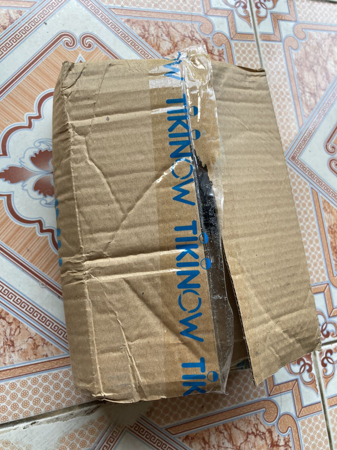 Sách dày dặn , cầm nặng tay. Tuy nhiên hộp đựng sách bên ngoài móp méo được dán băng dính sơ sài. Có hiện tượng ném vứt , sách có vết bẩn nhẹ và khi bỏ sách từ trong nilon ra. Có cảm giác vẫn hơi sạn của bụi.