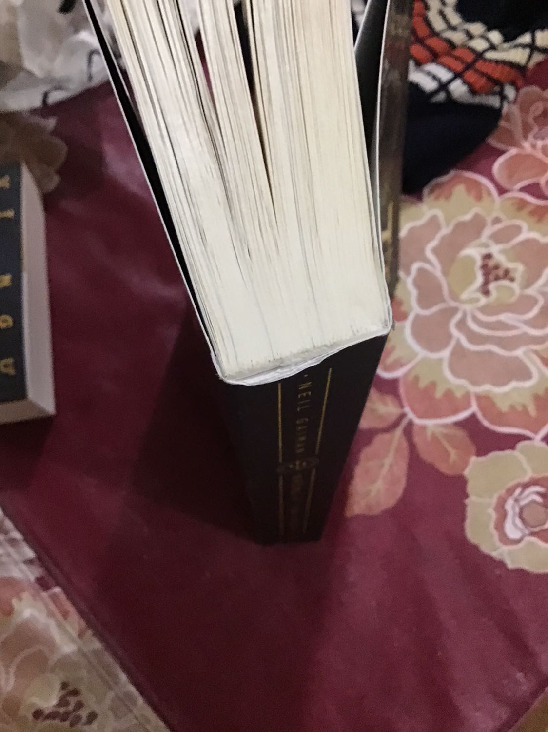 Sách mới nhưng không biết do khâu bảo quản,đóng hàng hay vận chuyển mà sách bị trượt cả gáy sách như kia,nhưng mình có thể chấp nhận và khắc phục đc. Yêu mến Nhã,yêu mến Tiki nên vẫn tặng 5*