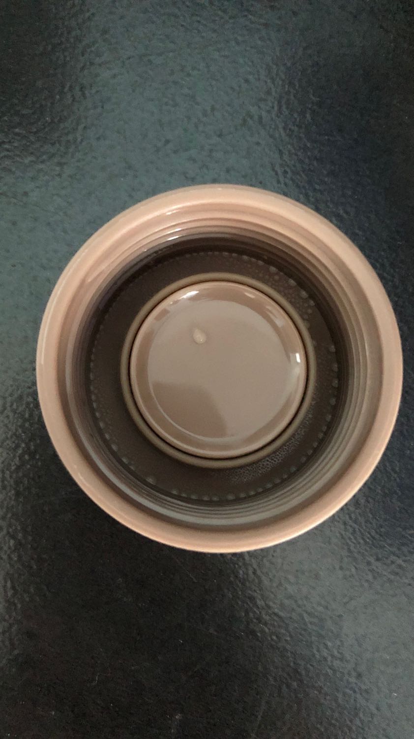 CỦA MÌNH MÀU TRẮNG NHÉ

Bên ngoài: rất đẹp, cầm nắm gọn, chắc tay, dễ lau chùi, tiện lợi, nắp nhựa cao su giả vân gỗ. Đế cao su chống trơn trượt, bám mặt phẳng, thêm điểm cộng

Bên trong: dung tích chứa 400ml, giữ nhiệt được tầm 12h (đầu nắp nhựa nó sẽ hơi ấm ). Còn giữ lạnh mình chưa thử qua ! Nắp lọc trà gọn, thêm công dụng nhỏ là điều chỉnh dòng chảy khi uống nhé

NÓI CHUNG LÀ ĐÁNG TỪNG XU NHÉ MN:)