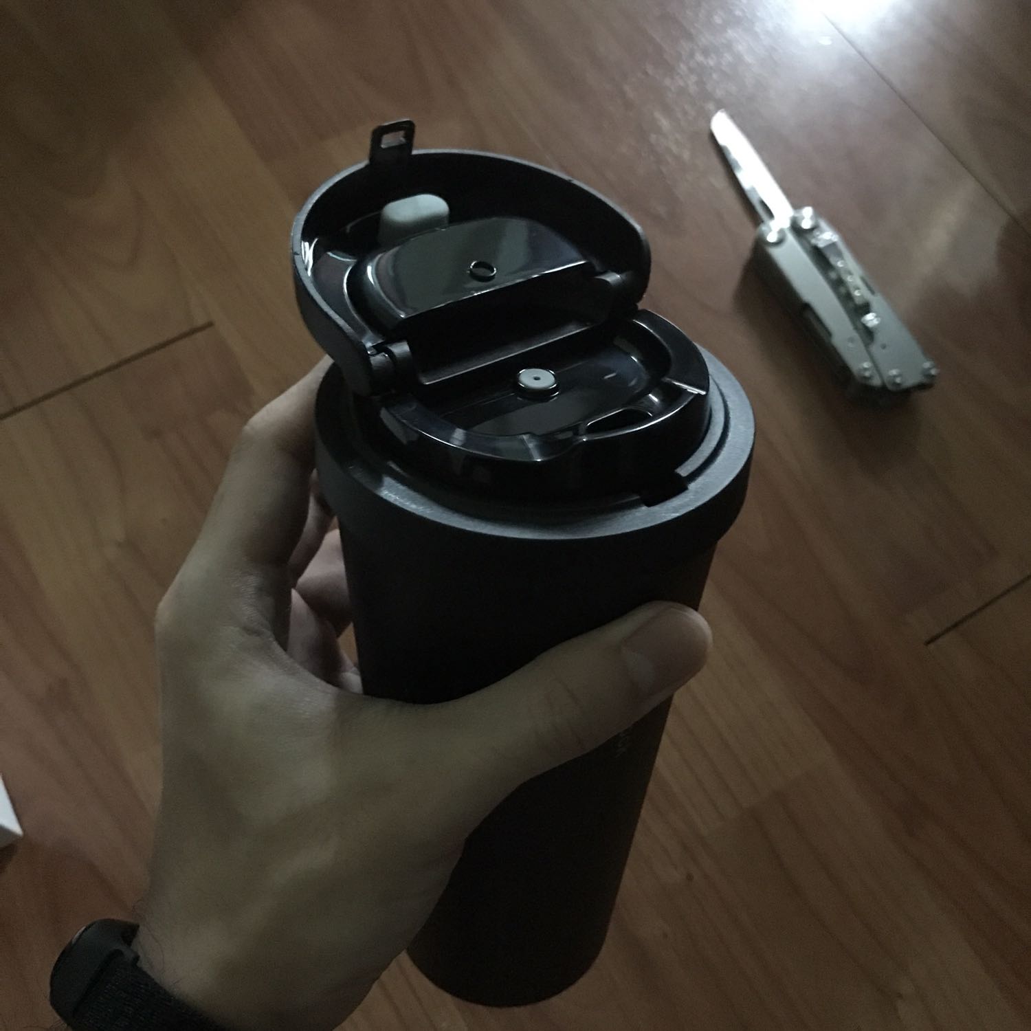 Tiki giao hàng nhanh và đóng gói cẩn thận. Về thương hiệu LocknLock, mình đã sử dụng nhiều và thương hiệu khá uy tín về chất lượng và mẫu mã. Riêng sản phẩm này thì thiết kế vừa tay và chắc, mang phong cách tối giản, đẹp và hữu dụng. Mọi người luôn ủng hộ sản phẩm của LocknLock nhé 👌👌👌