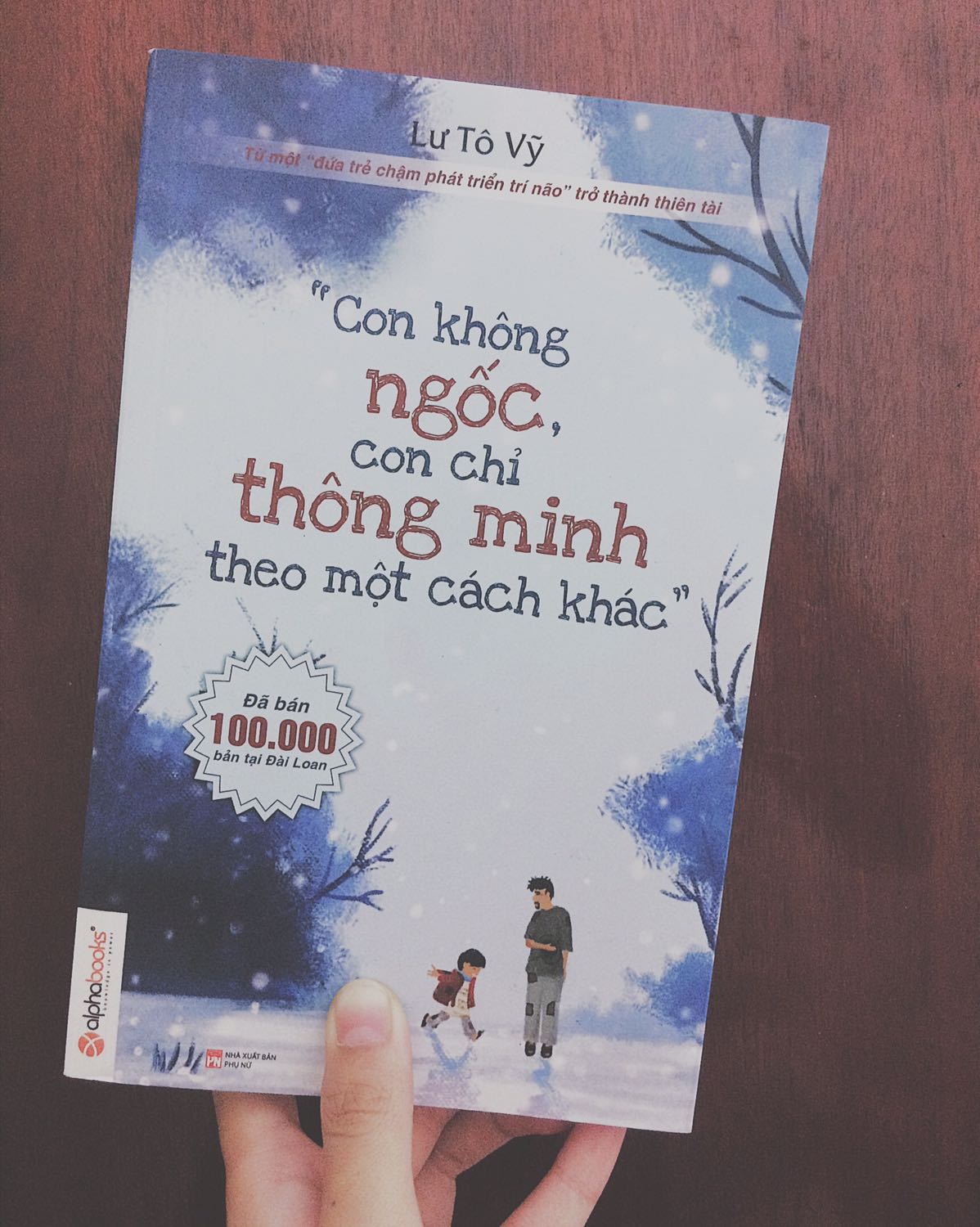 Phải nói là cuốn sách này rất hay..! Tôi rất xúc động trước nghị lực sống và không ngừng phấn đấu của ông Vỹ! Tôi nhận thấy ông Vỹ là một người rất may mắn khi được sinh và sống trong một ngôi nhà đầy tình yêu thương của cha mẹ Vỹ, bà Vỹ và 2 người chị. Đặc biệt tôi chú trọng đến người mẹ của Vỹ, tác động rất lớn đến tâm trí của tôi, bà là một người vợ rất cần cù và giỏi giang, khoảng thời gian mang Vỹ, chi phí trong gia đình đều một tay bà xoay sở, hằng ngày phải làm công việc hết sức nặng nhọc trong mỏ quặng than có thể nói đàn ông có thể không thể làm được như bà, một công việc mà sinh mạng có thể không lường trước đuọc mà ra đi bất cứ lúc nào. Nhưng bà vẫn kiên cường không bỏ sót thời gian nào mặc dù gần sắp "trở mình" đã hạ sinh Vỹ, bà vẫn tiếp tục công việc của mình đến nỗi chẳng còn cảm giác đa khi Vỹ ra đời. Chi tiết ấy khắc sâu trong lòng tôi và làm tôi rất ấn tượng từng câu và đoạn văn. Trong sách có rất nhiều giá trị và đức tính quý mà chúng ta nên học hỏi ❤️ Thật lòng khuyên các bạn nên đọc cuốn này một lần trong đời, một cuốn sách quý giá đầy tính nhân văn. Tôi cảm thấy mình thật đúng đắn khi lựa chọn được một "người bạn" tốt như thế này ! 
- Bản đánh giá đầu tiên tôi đã lỡ nhấn huỷ đi... Thật sự là rất tụt mood đấy ;((((