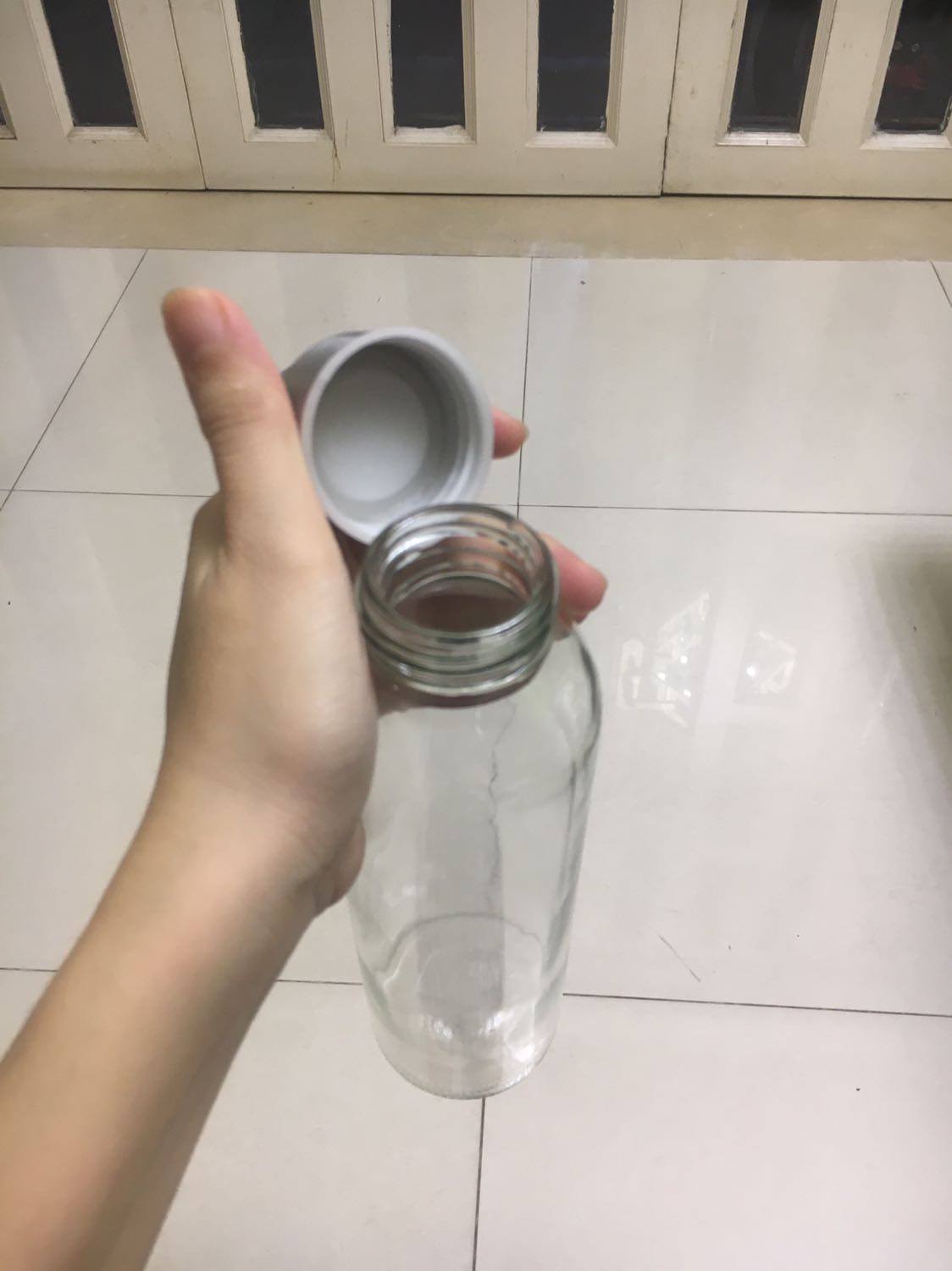 Shop đóng gói khá kĩ, ko vỡ chai nào. Trên thân chai tuy có vài vết trầy nhỏ, nhưng nhìn chung ok so với giá tiền. Nắp chai sau khi trần qua nước sôi thì cũng không thấy mùi gì.
Dưới đáy chai có ký hiệu HH, nhưng mình ko search ra được ý nghĩa?