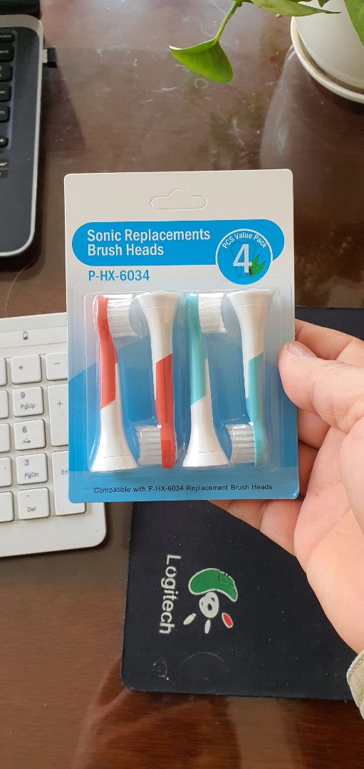 Bộ gồm 4 đầu HX-6034 cho trẻ em lắp máy Philips. 2 Bé nhà mình thấy thích luôn. Cũng không ngờ bộ đầu lại đẹp vậy, chắc chắn, 2 màu xanh đỏ bắt mắt. Lắp máy Philips chuẩn luôn. Nhà bán uy tín, rất ưng Bộ gồm 4 đầu HX-6034 cho trẻ em lắp máy Philips. 2 Bé nhà mình thấy thích luôn. Cũng không ngờ bộ đầu lại đẹp vậy, chắc chắn, 2 màu xanh đỏ bắt mắt. Lắp máy Philips chuẩn luôn. Nhà bán uy tín, rất ưng