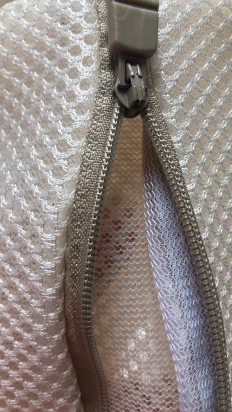 Hàng đẹp và chất lượng lắm nha, hình ảnh trên bề mặt là thêu, vải dày dặn 2 lớp, thiết kế phù hợp với từng loại quần áo khác nhau, đường may chắc chắn cẩn thận, có cả phần chun giấu khoá kéo tránh tuột khoá và dây treo để dễ phơi nữa. Giá rẻ, ship nhanh, nên mua nha các bạn.