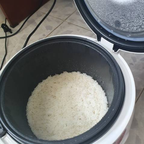 Bao gói siêu chuẩn, dù mắc dịch cả tháng mới nhận đc nhưng giở ra thấy cái nồi cưng xễu xễu, rất gọn. Tuy nồi cá nhân nhưng theo mình thấy dung tích thực tế ăn 5-6 người vẫn ok. Cơm nấu lên tơi xốp và lúc dùng đũa đảo đảo lớp men tốt. Lưu ý các bạn nhớ xem kỹ HDSD nha để khi sử dụng và bảo quản k làm tróc lớp men, như là vo gạo riêng, đừng dùng lòng nồi vo, hạt cơm ma sát nhiều thì nồi xịn cũng sẽ hao, hay khi vệ sinh nồi phải dùng vải lau, đừng dùng chà nhôm là được haha