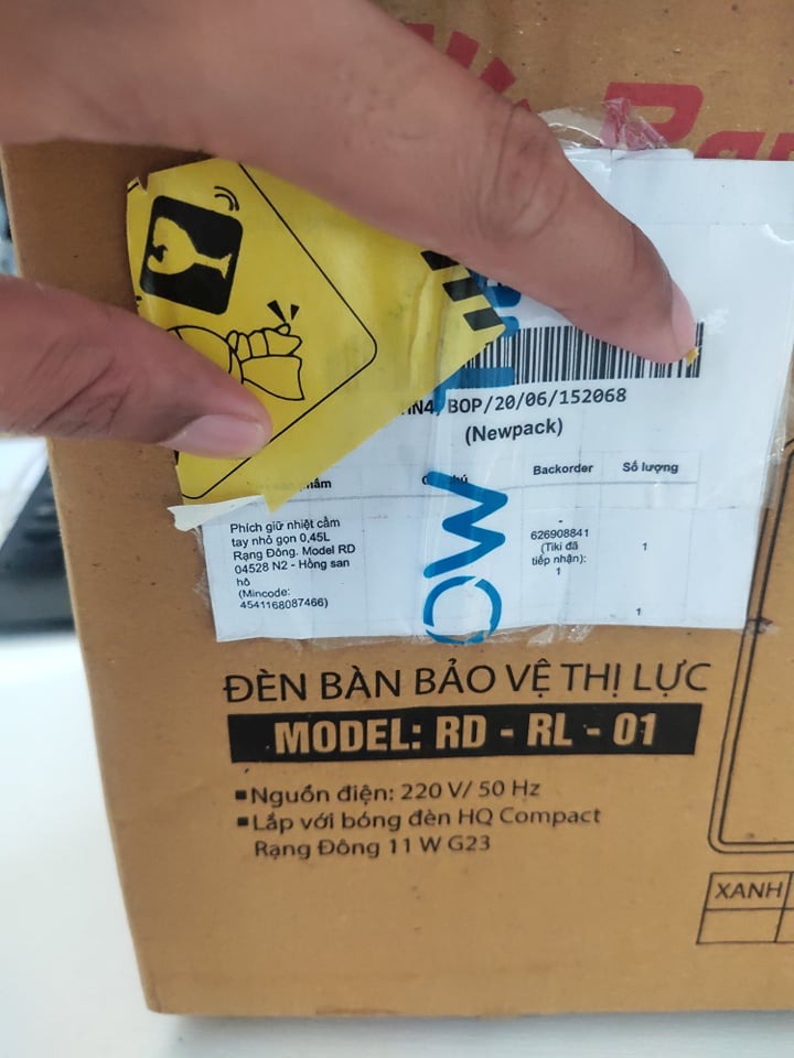 Vì trời chuyển mưa rất to, mình không kịp xem hàng. Về nhà thì không đúng sản phẩm .
Gọi lên *** rất nhiều lần thì được trả lời sẽ thu hồi trong 1 - 3 ngày. Nhưng đến ngày thử 3 vẫn chưa có phúc đáp cụ thể.
Một đơn vị lớn như Tiki cần khắc phục thái độ làm việc chuyên nghiệp.
Thật sự quá thất vọng