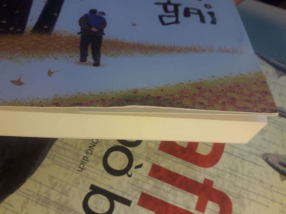 Mình đặt hàng ở tiki cũng nhiều nhưng mà chưa lần nào nhận được bọc hàng ẩu như này. Mình không biết là do tiki bọc không kĩ hoặc vấn đề do bên vận chuyển. Mình cũng dễ tính, bọc hàng có vấn đề nhưng k ảnh hưởng tới sách mình cũng k ý kiến gì. Đợt này mình đặt hơi nhiều sách, may mắn là không ảnh hưởng nhiều đến tất cả số sách mình đặt (9 quyển thì có 3 quyển có vết bẩn, bìa sách bị cong) chứ không mình cũng gớt nước mắt. Mình hy vọng lần sau tiki cũng chú ý hơn khi bọc đơn hàng nhiều sách, vì sách cũng khá nặng nên vận chuyển cũng dễ xảy ra sơ suất, với lại mấy người thích sách như mình nhận hàng như này cũng hụt hẫng nữa :((