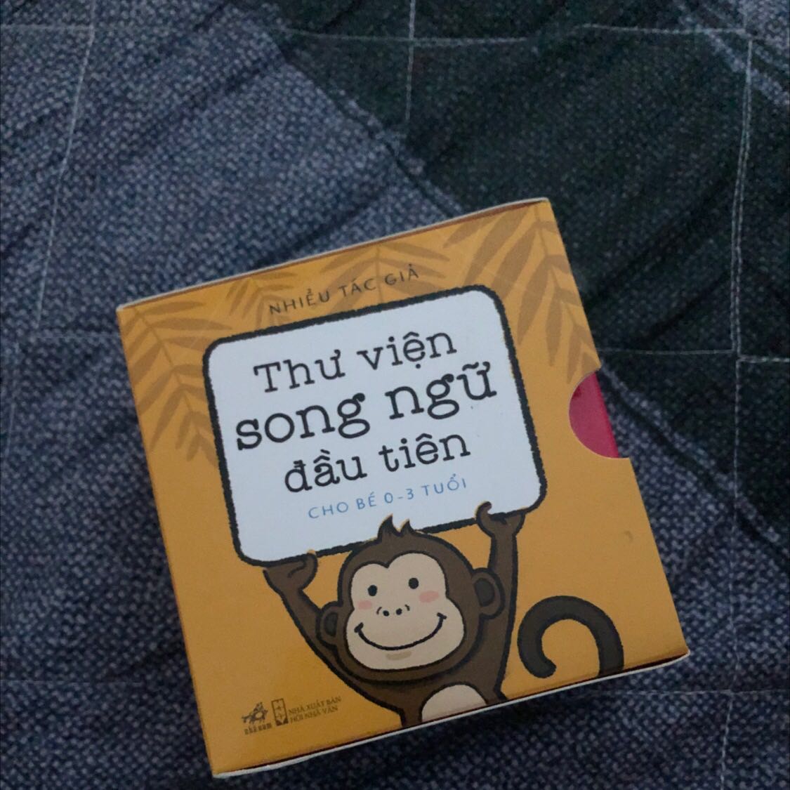 Khổ sách nhỏ hơn mình nghĩ, cơ mà bé nhà mình 8m cầm vừa tay. Nội dung dễ thương.