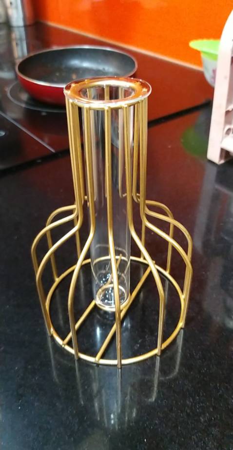 Khung sắt chắc chắn, màu vàng sang trọng. Nhìn rất cưng và cắm hoa dễ thương khi để bàn học, để trang trí, giá thành ổn nữa Khung sắt chắc chắn, màu vàng sang trọng. Nhìn rất cưng và cắm hoa dễ thương khi để bàn học, để trang trí, giá thành ổn nữa