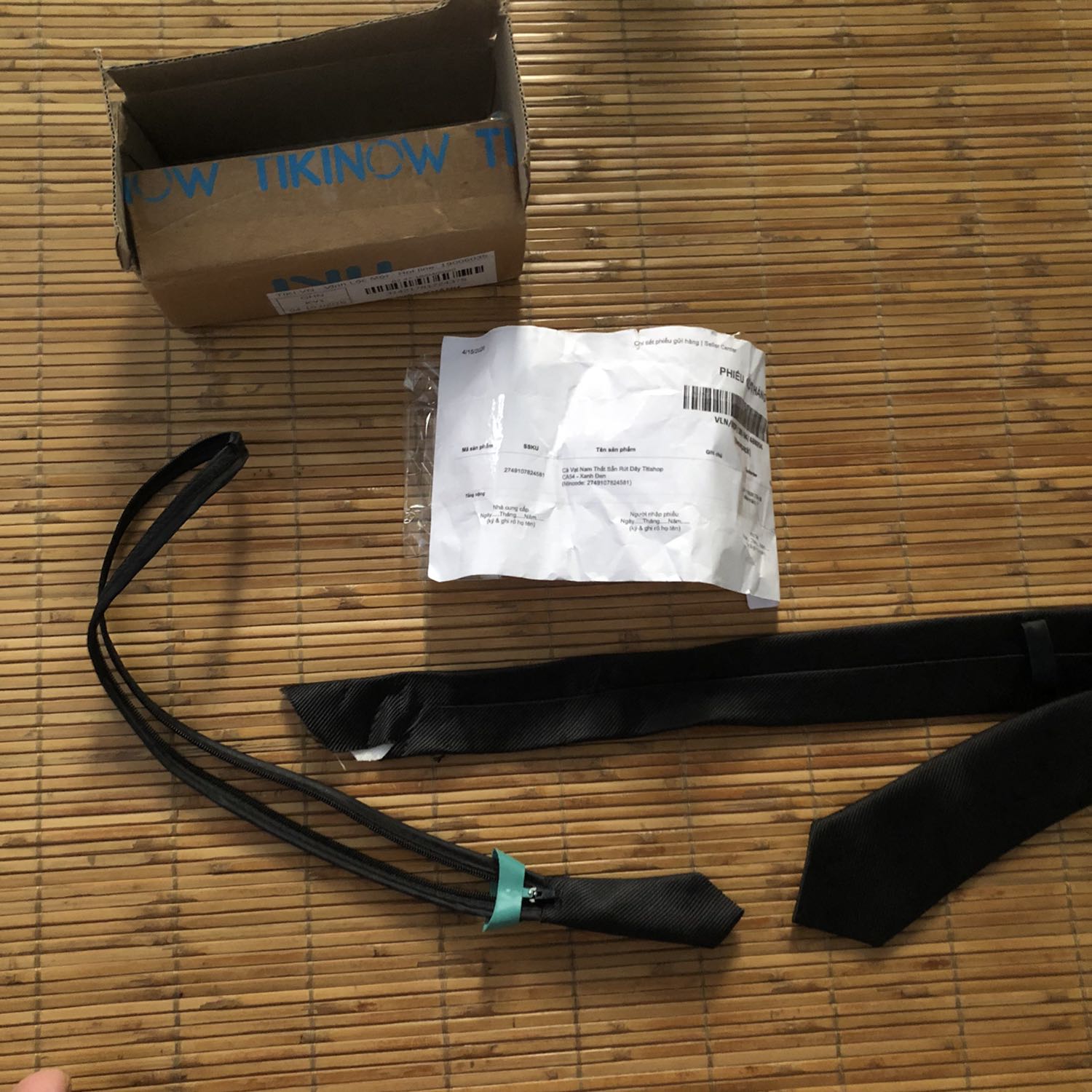 Mình Đặt hàng và tiki giao sớm hơn dự kiến nên mình ko có nhà, và Ba mình Nhận giùm.
Mấy ngày sau về mình lấy.
Nay đem zô Sài Gòn mở Ra thử nó như vầy.
-Đặt màu xanh đen mà ship màu đen mun luôn.
-cavat mở ra thì rách như hình.

Ko hài lòng, mình muốn trả hàng.