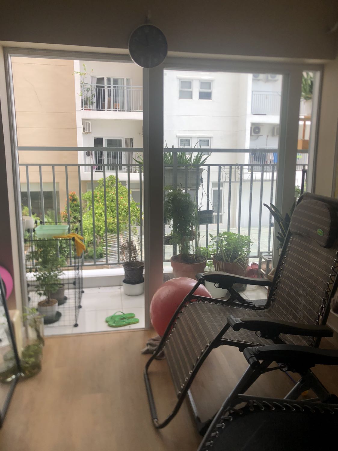 Ghế đẹp chất lượng, êm, thoải mái rộng rãi, lên xuống nhẹ, thư giãn và rất chill, rất thích hợp và phù hợp với góc nhỏ gia đình. Hình minh hoạ có thể kéo sáng hơi nhiều, mình chụp thực tế. Hài lòng. Ghế đẹp chất lượng, êm, thoải mái rộng rãi, lên xuống nhẹ, thư giãn và rất chill, rất thích hợp và phù hợp với góc nhỏ gia đình. Hình minh hoạ có thể kéo sáng hơi nhiều, mình chụp thực tế. Hài lòng.