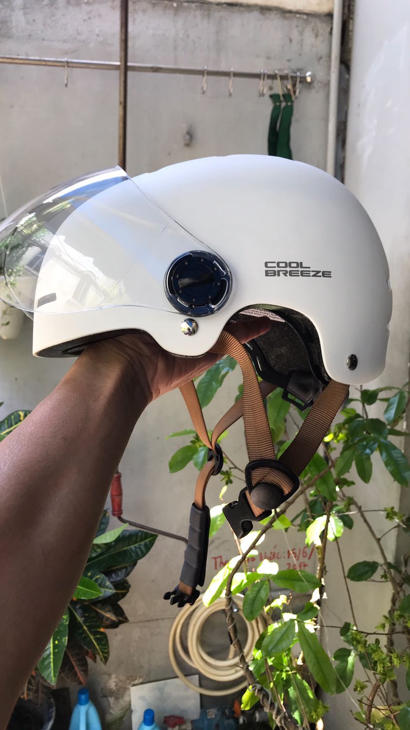 Chất liệu tốt, mẫu mã đẹp. Có kính chắn bụi an toàn. Dây đeo chắc chắn. Giá tiền hợp lý.