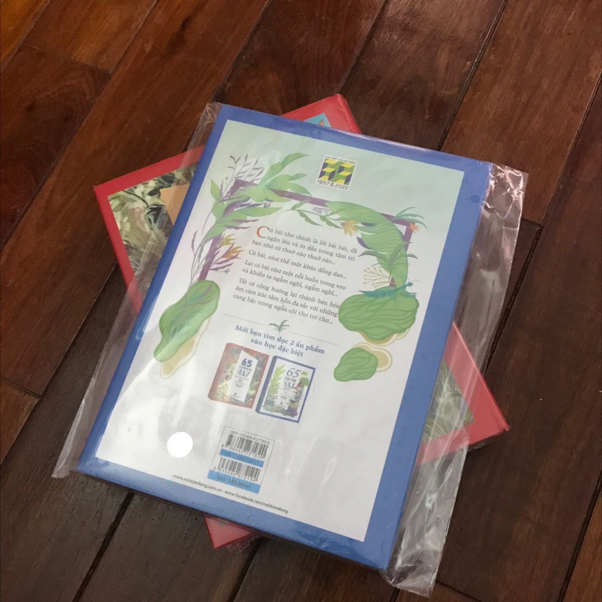 65 bài thơ hay dành cho thiếu nhi là tác phẩm văn học kỉ niệm 65 năm thành lập nxb Kim Đồng. Tác phẩm gồm nhiều bài thơ, đồng giao, lời bài hát… với nhiều cung bậc cảm xúc dành cho trẻ thơ. Sách bìa cứng, nguyên bọc nylon, giao đúng hẹn. Mình rất hài lòng với sản phẩm này.