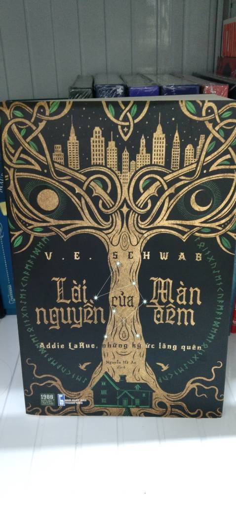 Bìa truyện nhìn đẹp, nhưng truyện khổ lớn mà chất bìa mềm quá, mềm hơn mấy truyện cùng khổ mà bìa mềm khác của mình luôn.