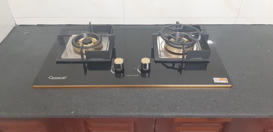 Bếp đẹp, chắc chắn. Có kiềng chắn gió 1 bên (xoay được 4 hướng), phù hợp khu vực bếp có gió lùa