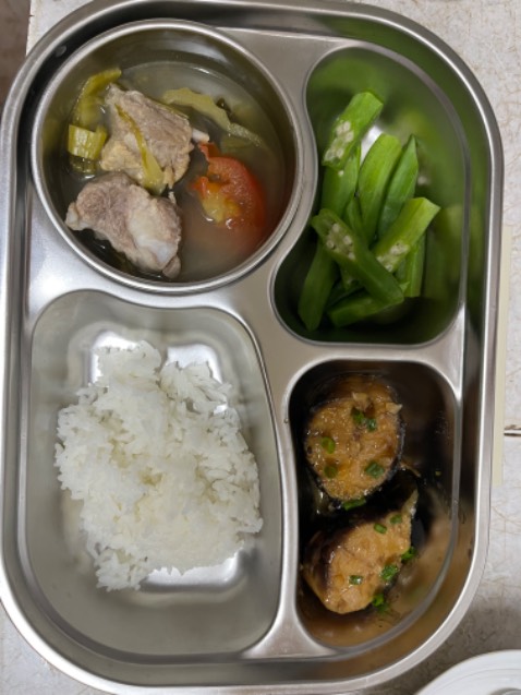 Hộp nhỏ gọn dễ thương, có điều giữ nhiệt k tốt. Đến tam 11h hơn bé mở ra ăn thì đã nguội rồi.