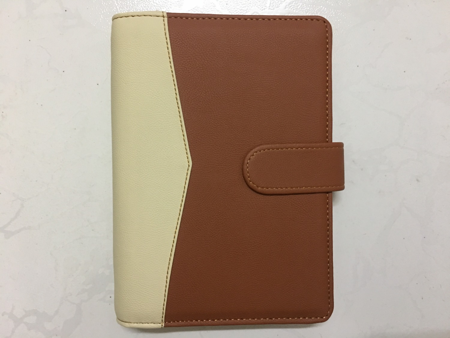 Bìa quyển số dày,giấy bên trong cứng,thấy cũng chất lượng.Nhưng có điều khổ giấy bên trong hơi nhỏ