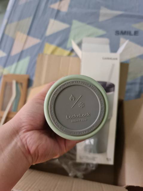 Thiết kế đẹp nhưng phần tay cầm cao su không biết có dễ vs không, cầm lâu sợ bị đen và chảy cao su. Phần đế có lót cao su chống trượt (ko thấy ai review có nên lúc mua m cũng hơi lo). Ống hút đi kèm hơi dài và ko cong đầu nên m dùng ống cũ có cong. Nếu muốn xài set 6 ống hút silicon của LnL luôn cũng vừa, nhưng phải xoay đầu miệng lớn. Nắp là dạng vặn không phải bật mở. Chưa *** giữ nhiệt nhưng nắp nhựa nên chắc chắn để đá cao sẽ ra mồ hôi rồi.