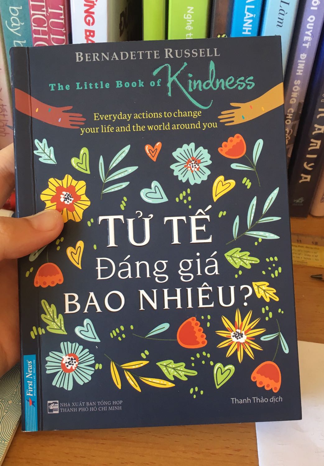 Tử tế là 1 thái độ sống cần sự dũng cảm và biết cách yêu thương, bao dung cho mọi người xung quanh rất nhiều. Mình tin rằng nếu mỗi người đều có thể sống tử tế với mọi người và đặc biệt là với chính mình, thế giới này sẽ ngày càng trở nên tốt đẹp hơn