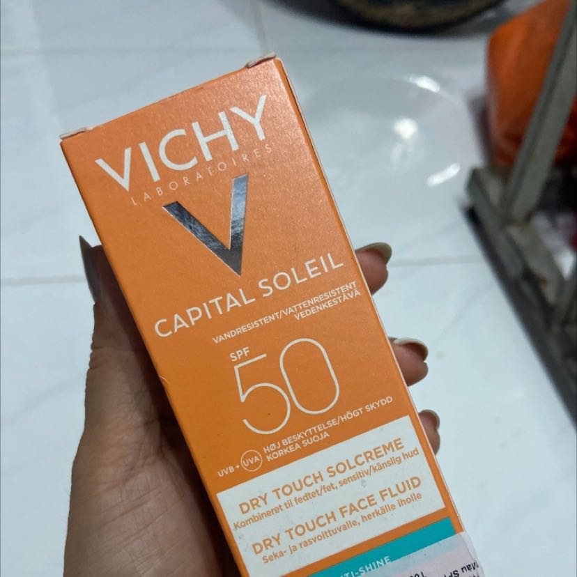 dòng chống nắng chân ái vichy. đã sử dụng hãng này 1 lọ  rồi nhưng ko chung dòng với lần trước do đặt nhầm loại nhưng xài vẫn rất hợp da ko bết rít có nâng tông nhẹ