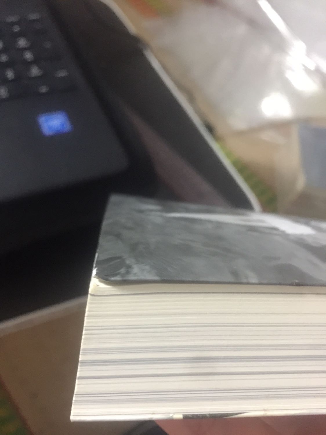 Cực kỳ thích bộ này thấy trên tiki thì đặt ngay 
Và kết quả muốn xĩu ngang
 t là người cực kỳ lười đánh giá nhưng mà cũng phải lên viết một cái :)) 
ĐIỂM CỘNG:
-  giao nhanh, phí rẻ
ĐIỂM TRỪ:
- Gáy xấu
- không chống sống
- rách mẹ cái gáy 🤡