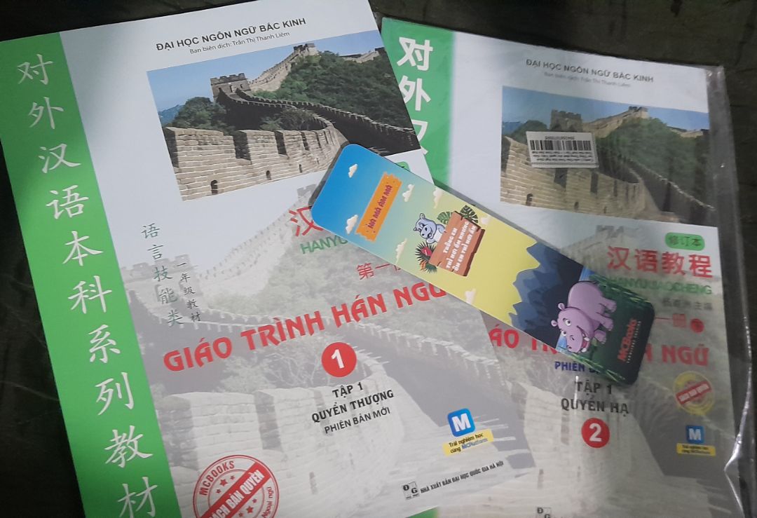 Giao hàng nhanh bìa bao hơi méo mó xíu nhưng bên trong sách lành lặn cũng coi như đóng gói tốt. Về nội dung bên trong mình chưa học kĩ nhưng cũng ok lắm dạy khá kĩ ấy. Ổn áp nè