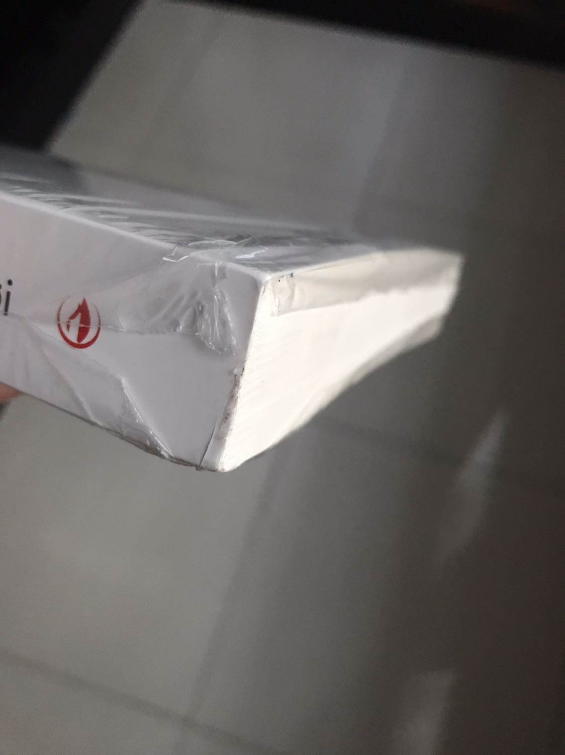 Điều mình cảm thấy thích là sách được giao đến rất cẩn thận tuy nhiên sau khi cầm cuốn sách lên thì phát hiện phần dưới đáy chưa được bọc kĩ càng lắm. Ngoài ra sách còn có những vết dơ trên sách làm mất tính thẩm mĩ của sách nên đây là điểm trừ rất lớn đối với mình cho dù đã đọc vài bài đánh giá sản phẩm trước về nhà phát hành fahasa ?