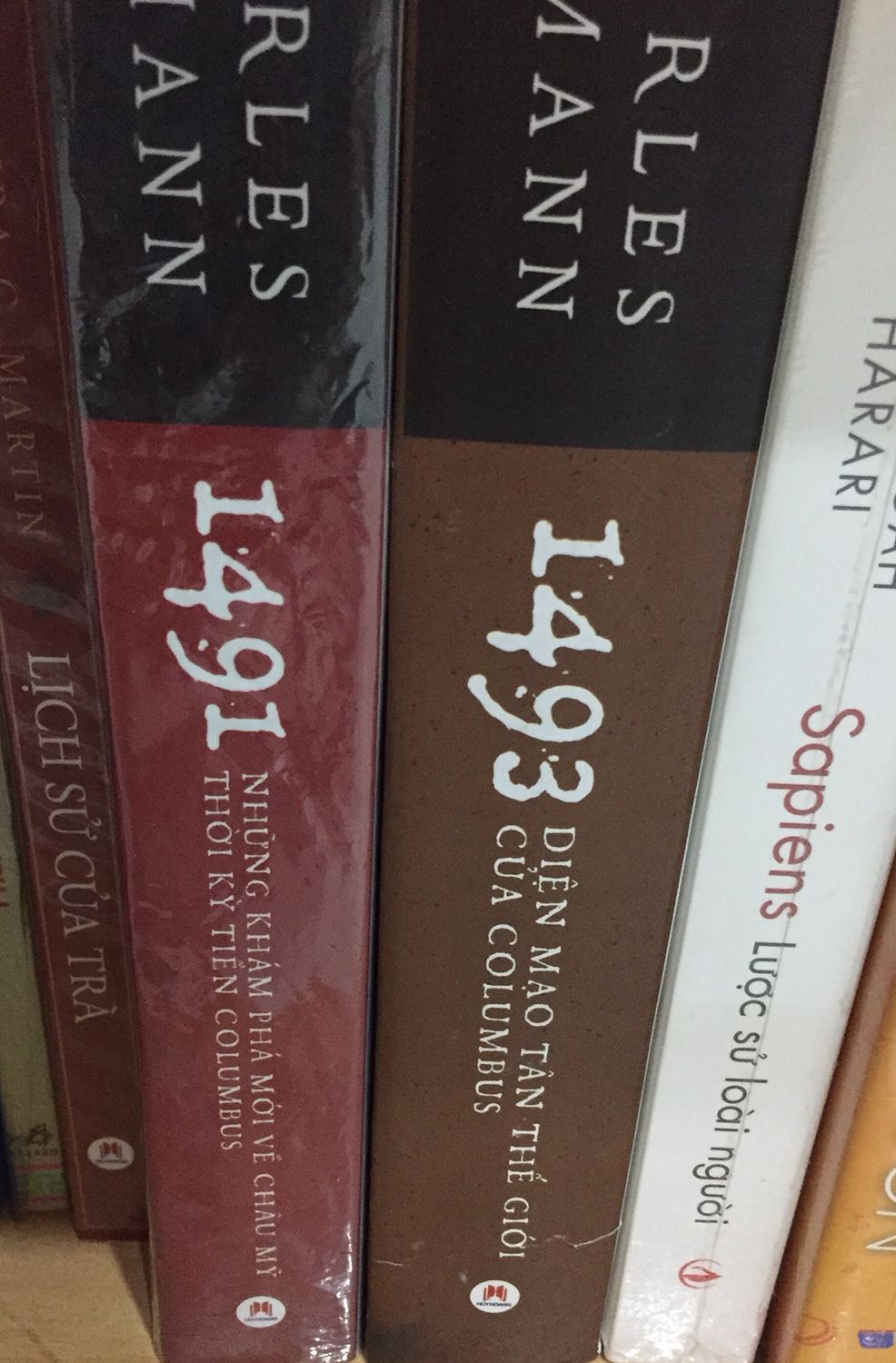 Đây là chủ đề mình quan tâm khi tìm hiểu về con người. Đã mua cuốn 1941 nên lần này mua cuốn 1943 cho đủ bộ. Hộp sách đến tay mình nhàu nát nhưng sách vẫn ổn, chỉ bị gấp góc bìa chút xíu.