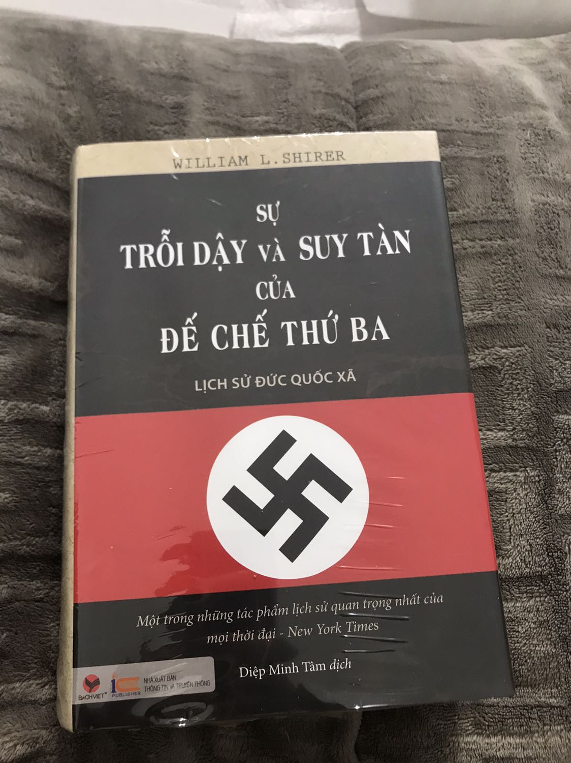 Bọc chắc chắn, sách không nhăn nheo j hết .