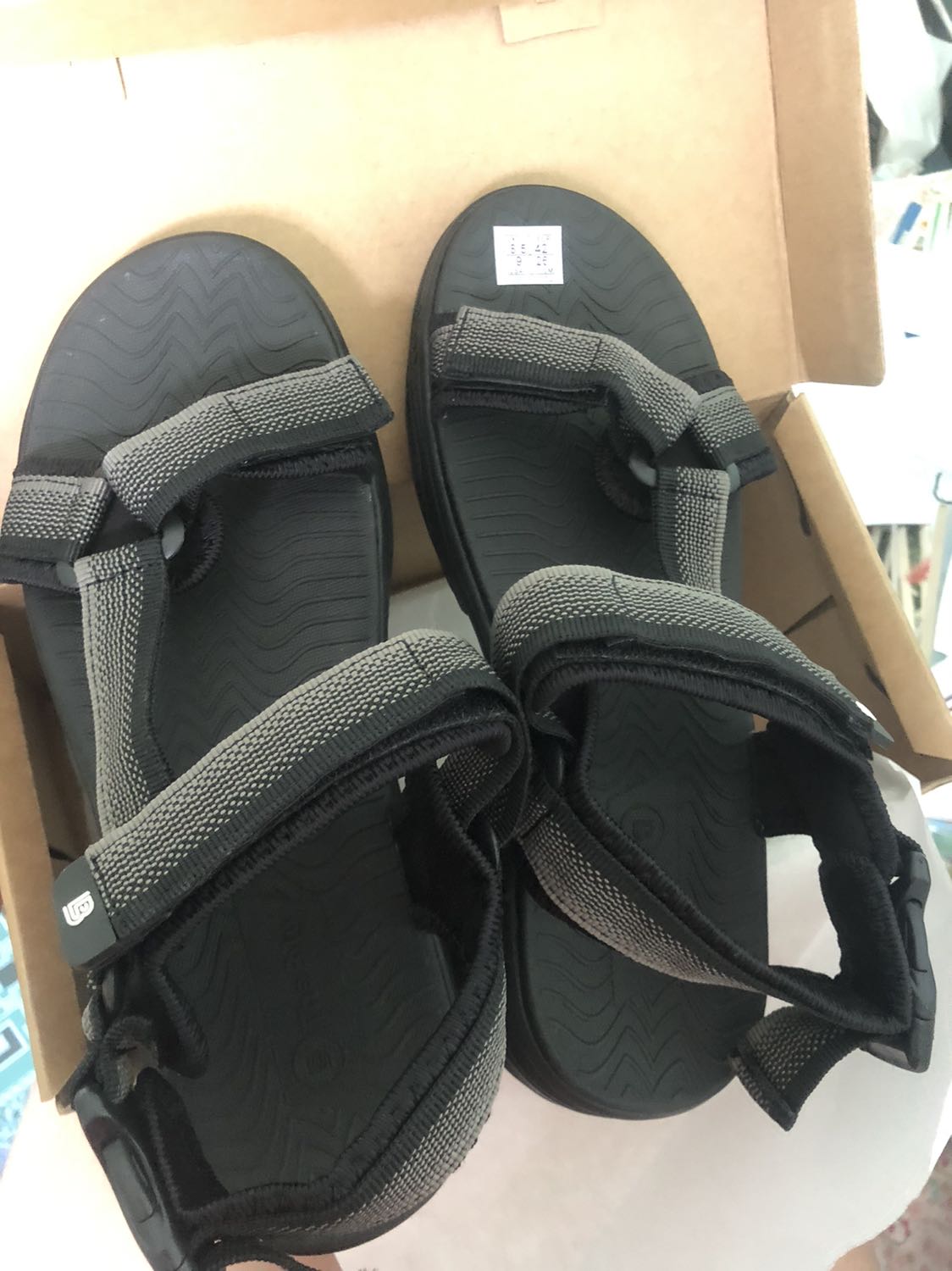 Shop tư vấn rất nhiệt tình, chủ động hỏi và gửi hình sản phẩm, mẫu đi cho mình. Shop mới mở bán nên mua mở hàng nhưng ưng ý từ cách đóng gói, giao hàng tỉnh chỉ một ngày. Đóng gói trong hộp nhìn rất sang. Mọi người nên ủng hộ shop nha ❤️