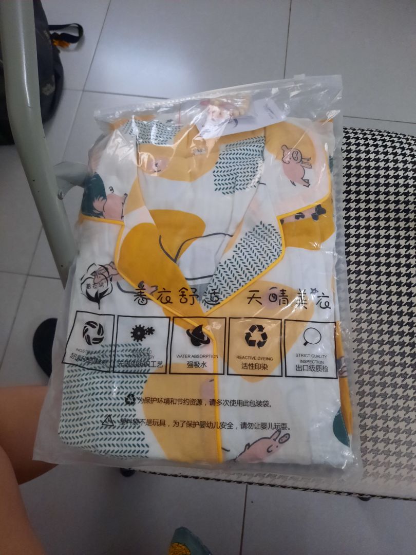 mặc vào xấu, to quá, quần dài quá, nhìn ko long lanh như ảnh shop mặc vào xấu, to quá, quần dài quá, nhìn ko long lanh như ảnh shop