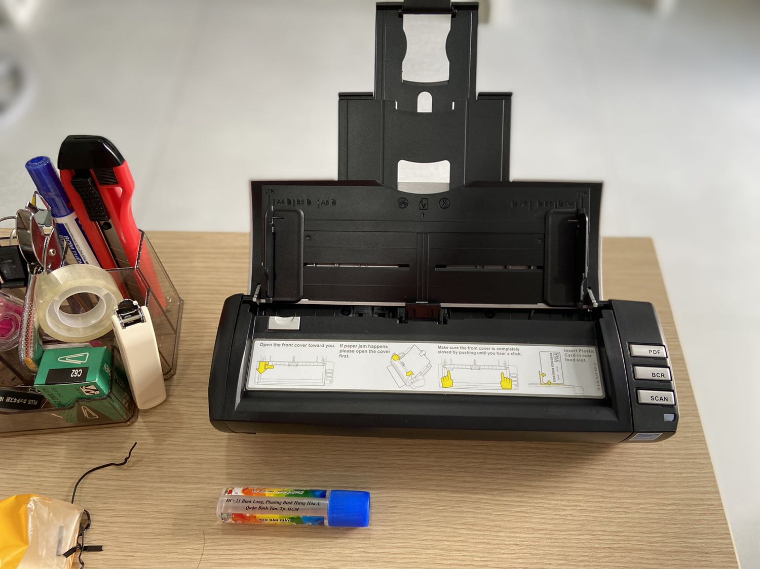 Sản phẩm nhỏ gọn, tiện dụng. 1 lần bỏ giấy scan là 20 tờ (2 mặt) scan rất nhanh, sau khi hết 20 tờ thì trong 10 giây bỏ tiếp vào để scan tiếp, nếu lo bỏ thêm vào thì máy tự stop thành file PDF