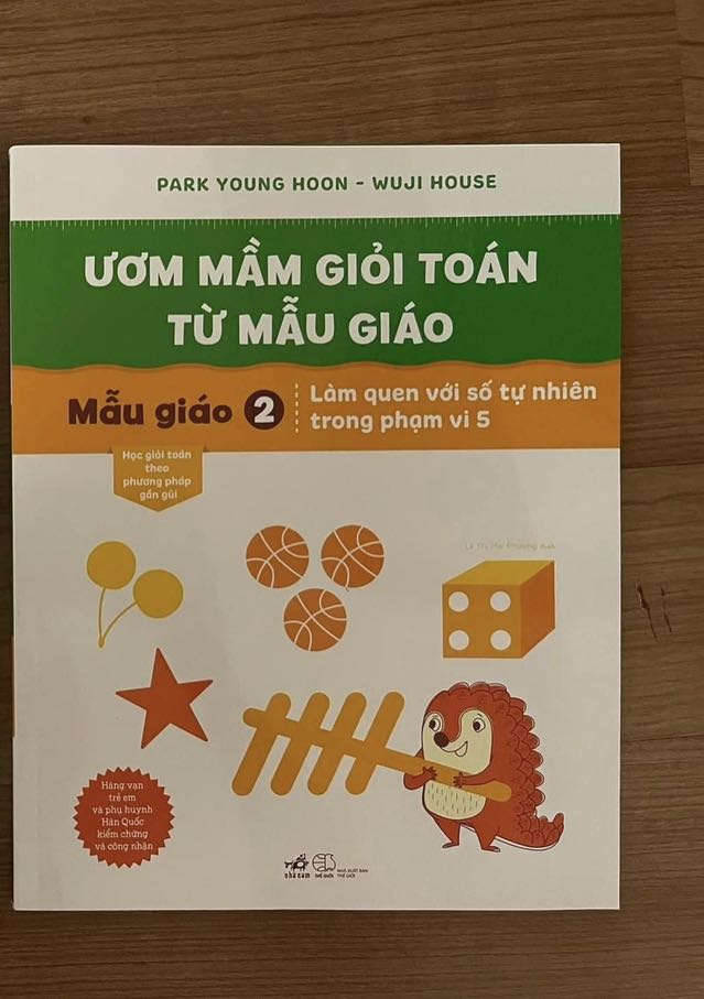 Bộ này mình chọn làm “sách giáo khoa” để dạy con học. Bài tập đơn giản, giúp con phân biệt phương hướng, học số rất dễ nhớ và đặc biệt là khả năng phân biệt, phán đoán rất cần thiết cho phát triển tư duy. So về hình hoạ thì cuốn này không quá độc đáo, nhưng cũng đủ tươi sáng và đáng yêu để thu hút các bé học tập. Có cả stickers nho nhỏ để phục vụ bài tập, và các flashcard mini để luyện trí nhớ. Bộ này tầm 80 trang mỗi cuốn.