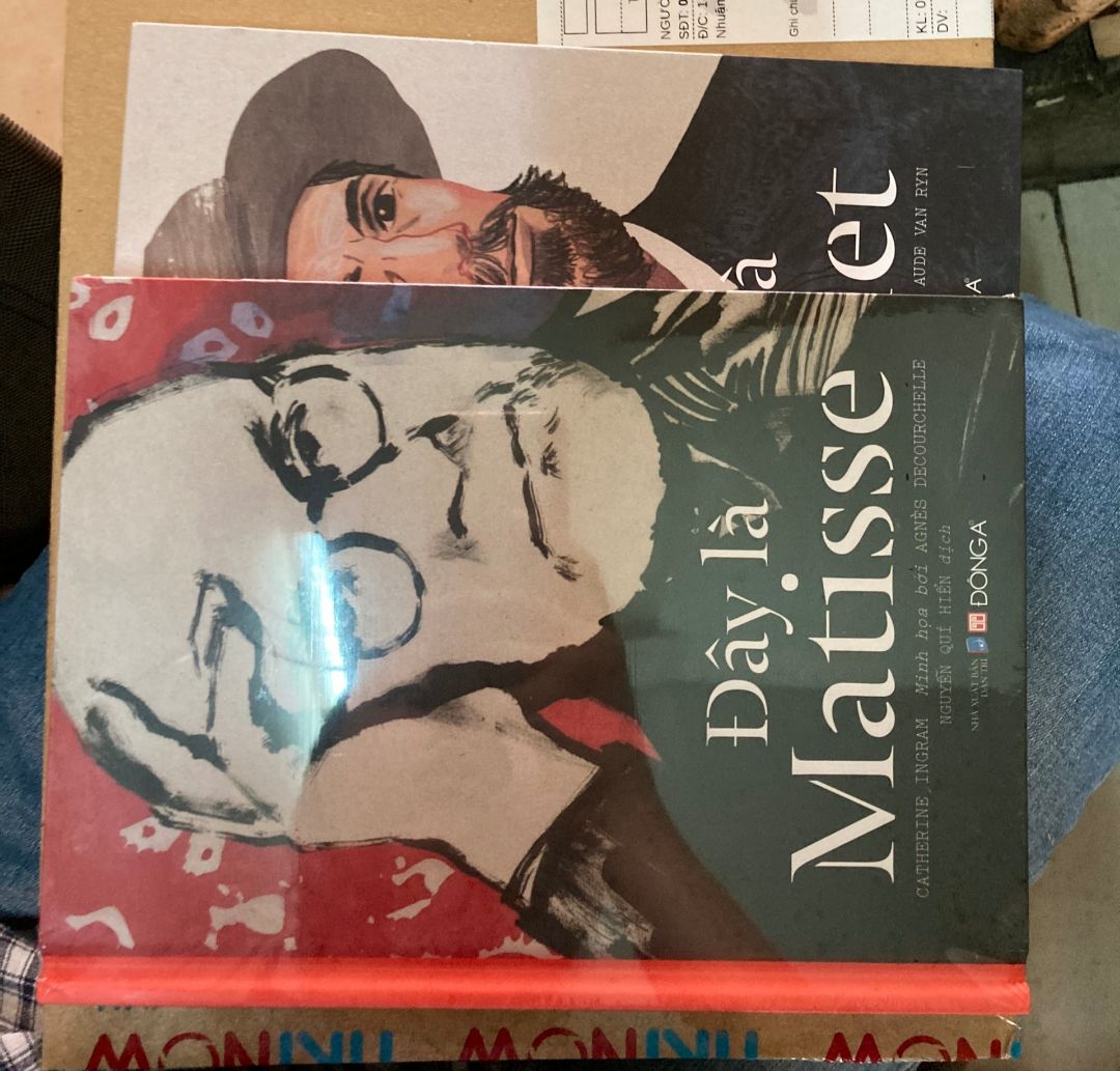 Mình đặt 2 quyển Monet và Mantisse, sách chất lượng tốt, nguyên seal, rất tuyệt vời. Tikinow giao nhanh.
NHƯNG mình đặt Bookcare. Tiki giữ nguyên seal không bọc Bookcare được MÀ VẪN TRỪ 2 Bookcare của mình?
Đây không phải lần đầu tiên mình bị Tiki trừ như vậy. 1,2 lần mình nghĩ là sơ sót nhỏ bỏ qua được nhưng mà lần này mình thấy cần phải comment góp ý Tiki để ý khắc phục giúp.
Vài cái bìa bọc sách cũng ko bao nhiêu nhưng nó làm giảm trải nghiệm dịch vụ nhiều lắm!