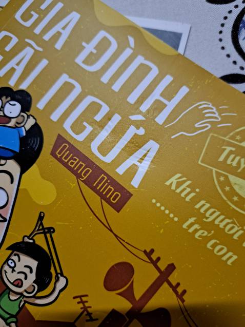 Lần đầu mua truyện bên này mà thất vọng quá. Thời gian giao hàng thì lâu ơi là lâu, nhận được hàng thì lại càng thất vọng. Bìa ngoài cả bên trong sản phẩm đều bị trầy xước và để lại dấu. Đã v truyện còn bị cong, shipper thì tỏ thái độ với khách